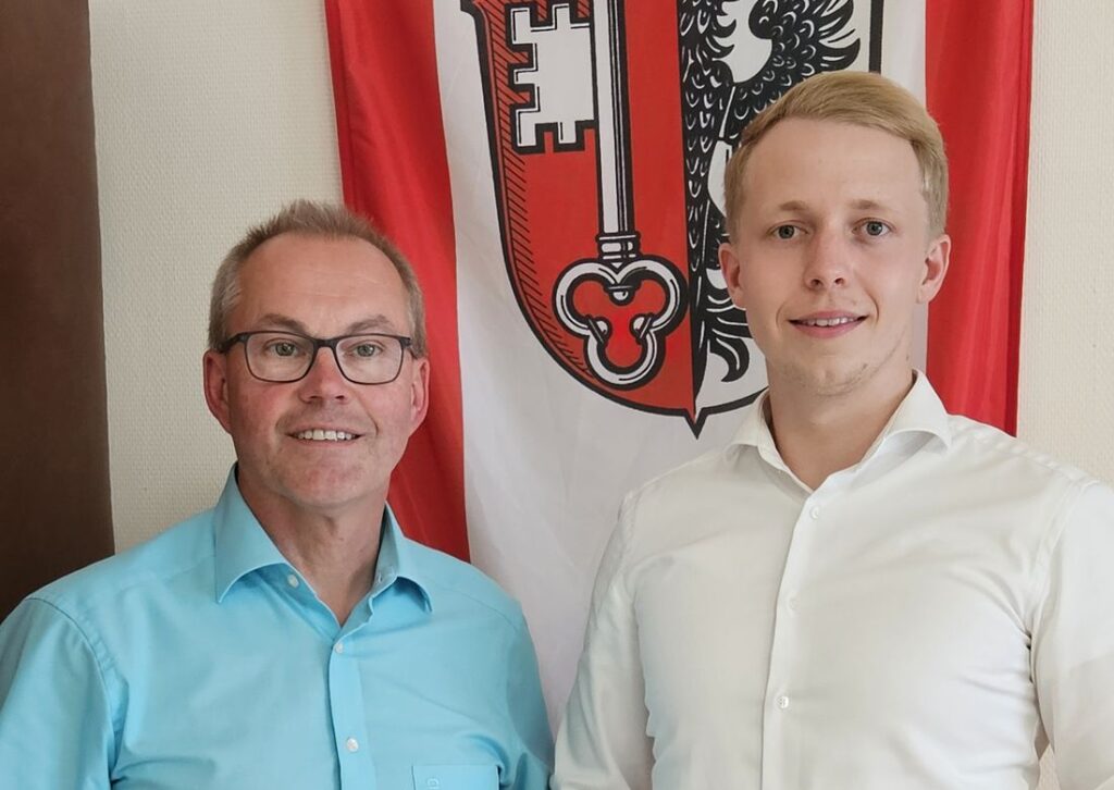 Jannik Marquart im Gespräch mit Bürgermeister Gerald Helfrich